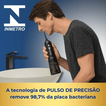 Homem utilizando irrigador oral jetfloss preto